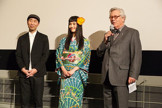 アンティークの着物で舞台挨拶に立った橋本愛(中央)