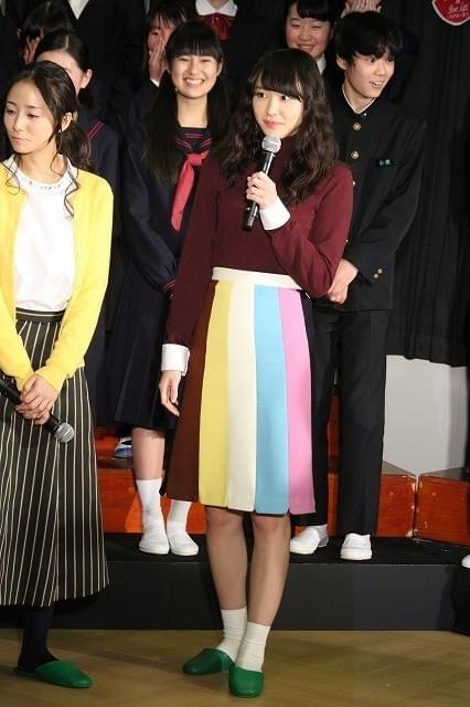 新垣結衣、国分寺第三中学校をサプライズ訪問！撮影協力の生徒たちに感謝