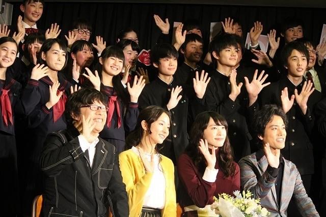 新垣結衣、国分寺第三中学校をサプライズ訪問！撮影協力の生徒たちに感謝