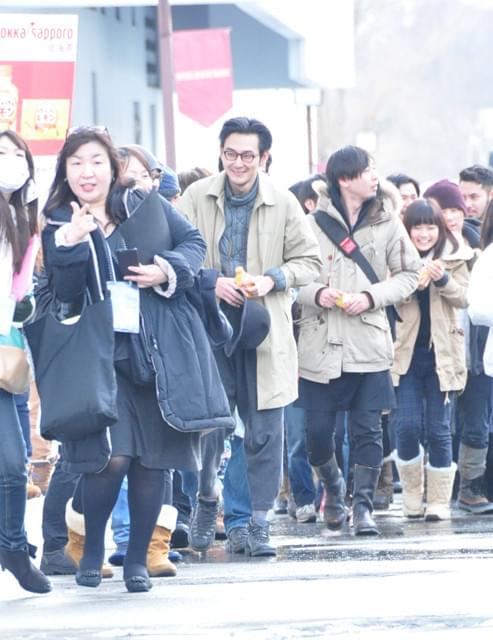 夕張到着の松岡茉優、メロン熊に「気持ち悪い（笑）」 市民は松田龍平に大歓声