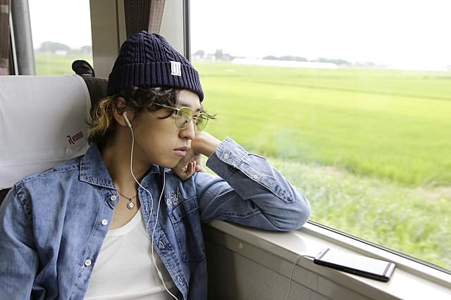 「群青色の、とおり道」の一場面