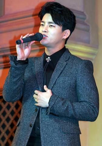 ソ・イングク ファン500人にベストアルバム＆初主演映画PR「愛情よろしく」