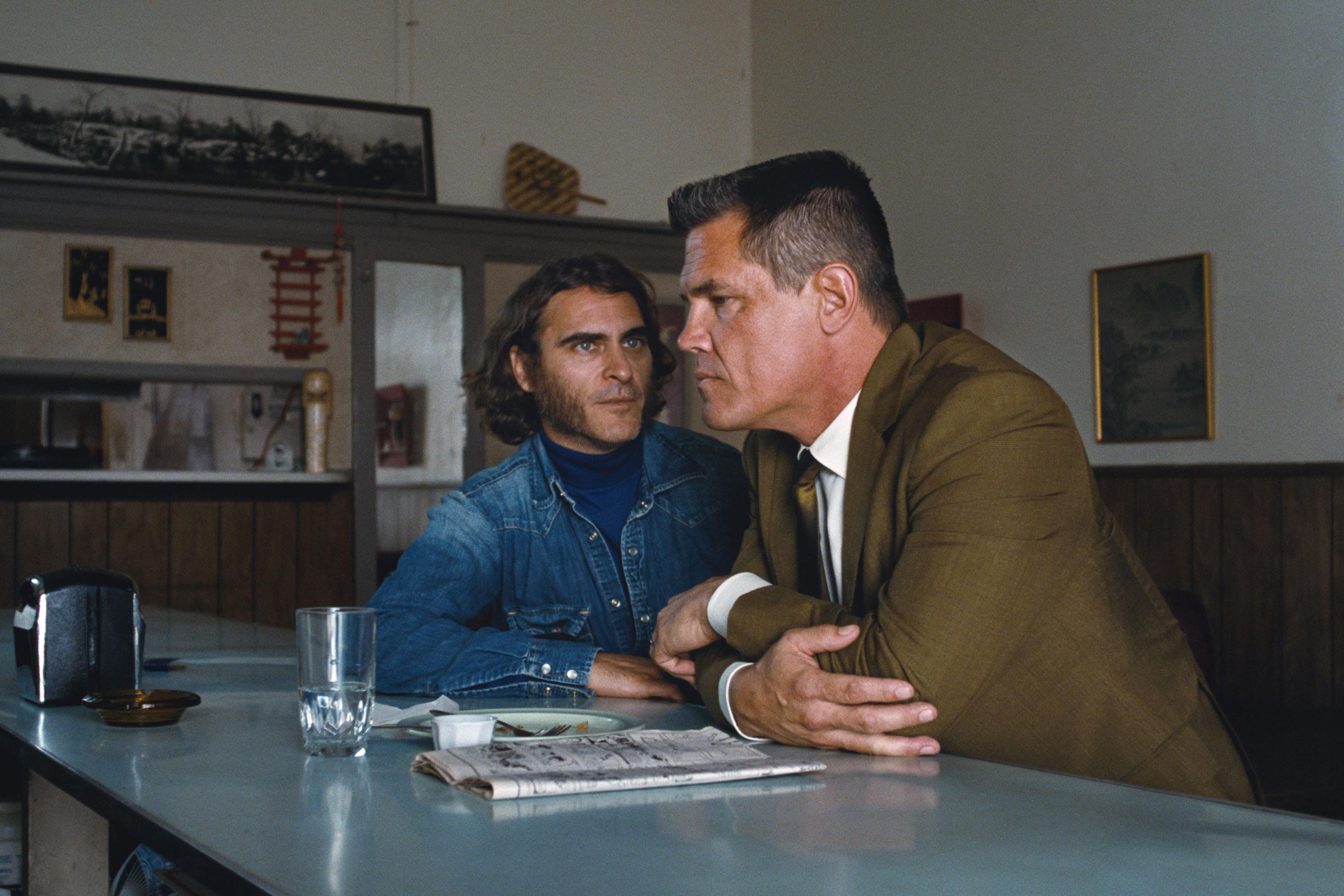 ホアキン・フェニックスがドタバタのヒッピー探偵に！「インヒアレント・ヴァイス」予告編