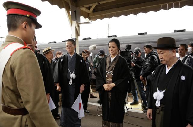 鈴木京香、出征する“息子”三浦貴大を痛切な表情で見送る 「おかあさんの木」撮影快調