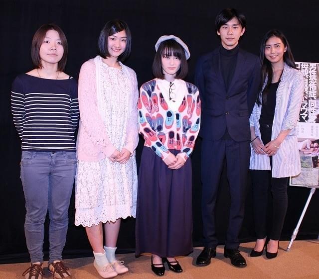 舞台挨拶に立った小林歌穂ら（左から2人目）