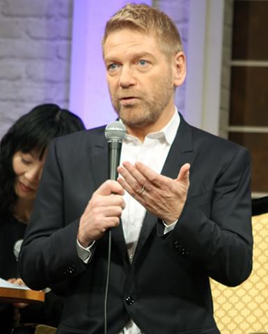 アクティブなシンデレラ演じた新星L・ジェームズ、サプライズ誕生日に「もう泣きそう」