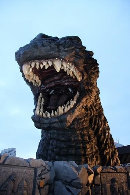 ゴジラ、歌舞伎町に降臨！初の咆哮に外国人観光客ザワザワ