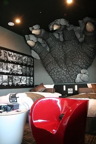 ゴジラの世界観を再現した新宿のホテルに映画.comが潜入！ 「ゴジラルーム」徹底解説