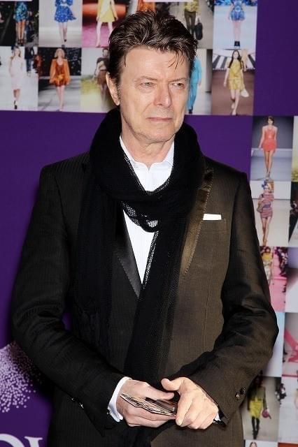 デビッド・ボウイ、「地球に落ちてきた男」をオフブロードウェイで舞台化