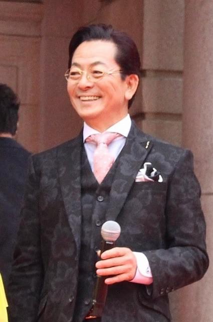 水谷豊「王妃の館」完成披露に馬車で登場！ 紳士的なエスコートに女優陣うっとり