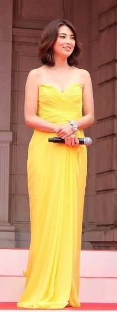 水谷豊「王妃の館」完成披露に馬車で登場！ 紳士的なエスコートに女優陣うっとり