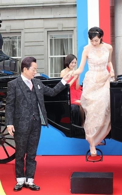 水谷豊「王妃の館」完成披露に馬車で登場！ 紳士的なエスコートに女優陣うっとり