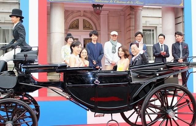 水谷豊「王妃の館」完成披露に馬車で登場！ 紳士的なエスコートに女優陣うっとり
