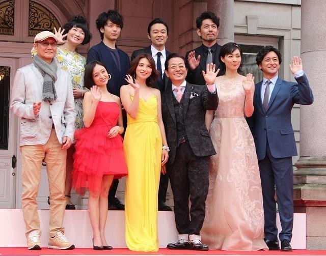 水谷豊「王妃の館」完成披露に馬車で登場！ 紳士的なエスコートに女優陣うっとり