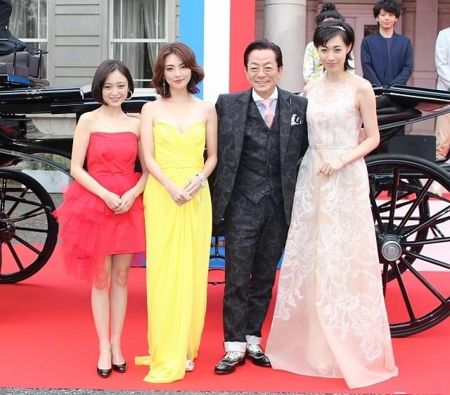 水谷豊「王妃の館」完成披露に馬車で登場！ 紳士的なエスコートに女優陣うっとり