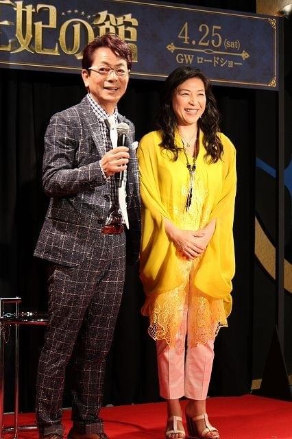 「王妃の館」で奇抜な服装＆髪型の小説家を演じた水谷豊「この格好はパリでうけた」