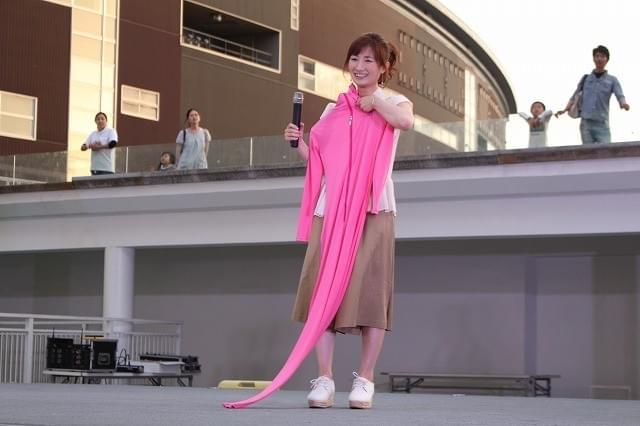 武田梨奈、“全身タイツ隊”相手にアクションシーンを生披露！