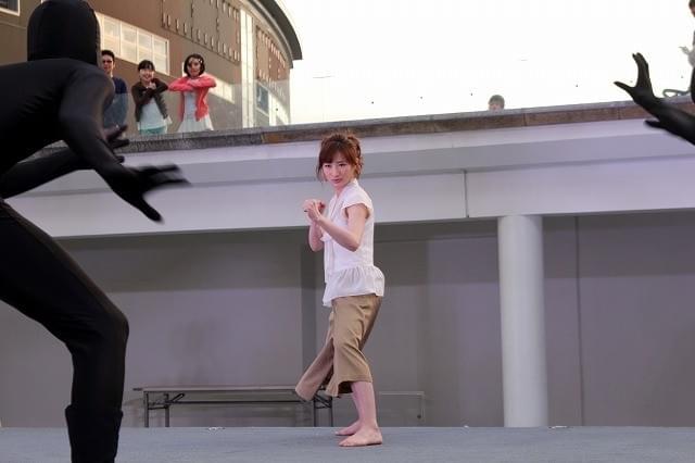 武田梨奈、“全身タイツ隊”相手にアクションシーンを生披露！