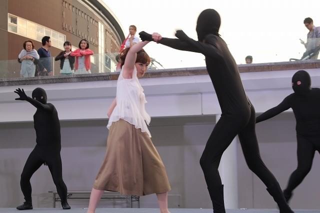 武田梨奈、“全身タイツ隊”相手にアクションシーンを生披露！