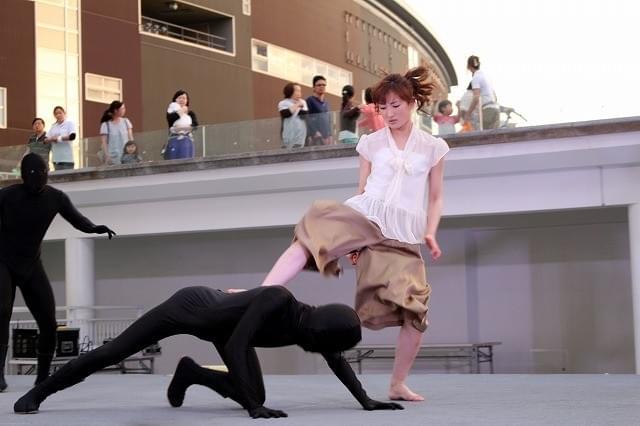 武田梨奈、“全身タイツ隊”相手にアクションシーンを生披露！