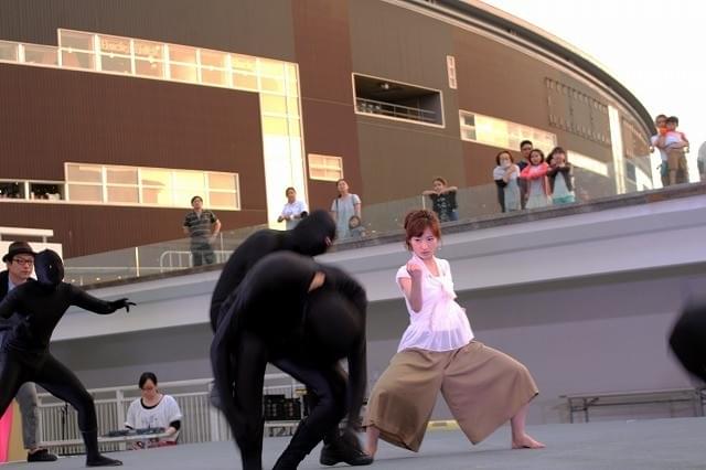 武田梨奈、“全身タイツ隊”相手にアクションシーンを生披露！