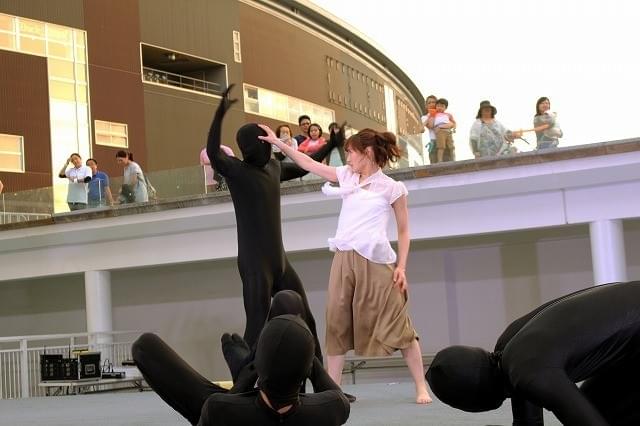 武田梨奈、“全身タイツ隊”相手にアクションシーンを生披露！