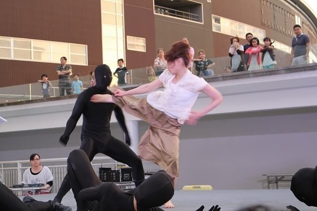 武田梨奈、“全身タイツ隊”相手にアクションシーンを生披露！