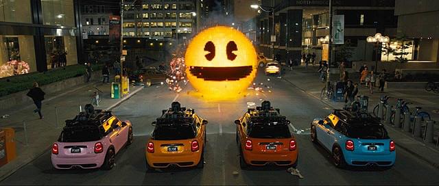 パックマンやドンキーコングが現実世界に出現＆侵略開始 「ピクセル」の場面写真が公開