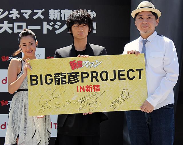 “巨大綾野剛”新宿に立つ、「新宿見下ろすことない」対面した本人も大満足