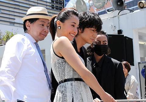 “巨大綾野剛”新宿に立つ、「新宿見下ろすことない」対面した本人も大満足