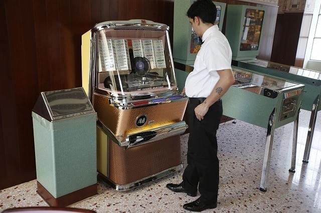 ウェス・アンダーソン監督デザインのカフェが伊ミラノにオープン