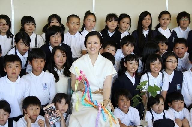 鈴木京香、慈愛に満ちた表情で「おかあさんの木」読み聞かせキャンペーン完遂！