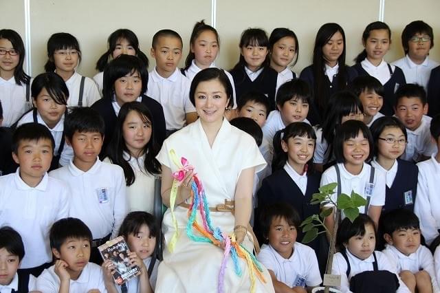 鈴木京香、慈愛に満ちた表情で「おかあさんの木」読み聞かせキャンペーン完遂！
