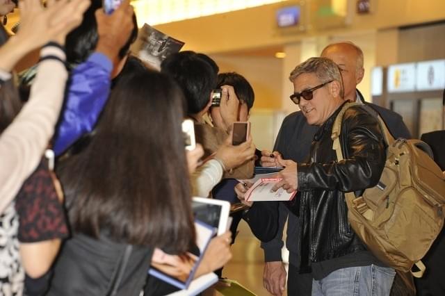 ジョージ・クルーニー、“夫婦で初来日”に空港騒然「カラオケに行きたい」