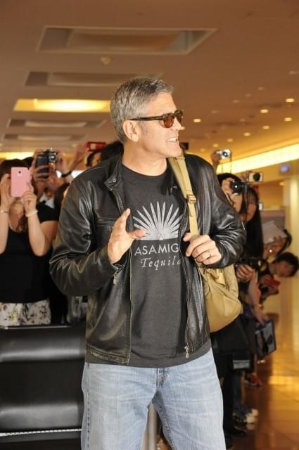ジョージ・クルーニー、“夫婦で初来日”に空港騒然「カラオケに行きたい」