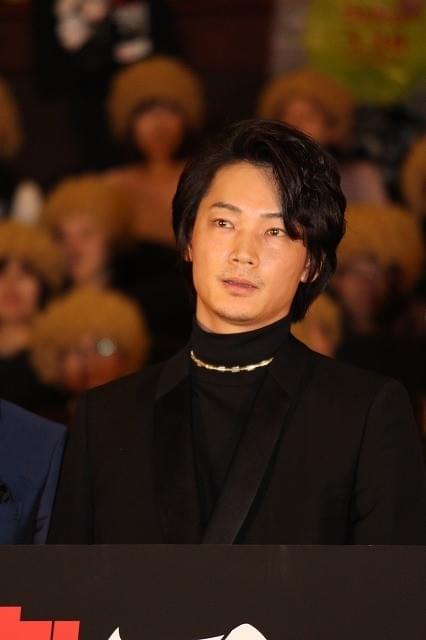 綾野剛、山田孝之のメイクにツッコミ「ざわちんが来ました」