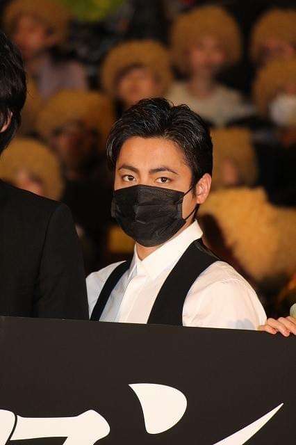 綾野剛、山田孝之のメイクにツッコミ「ざわちんが来ました」