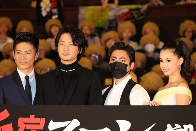 綾野剛、山田孝之のメイクにツッコミ「ざわちんが来ました」