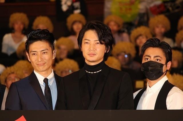 綾野剛、山田孝之のメイクにツッコミ「ざわちんが来ました」