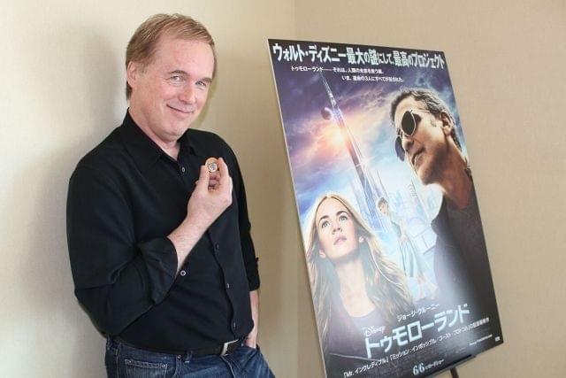 本作の鍵となるピンバッジを手にするブラッド・バード監督