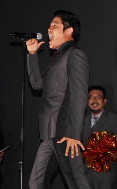 舞台挨拶で熱唱した鈴木亮平