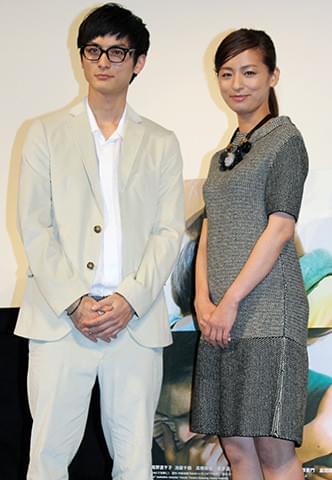 舞台挨拶に立った高良健吾（左）と尾野真千子