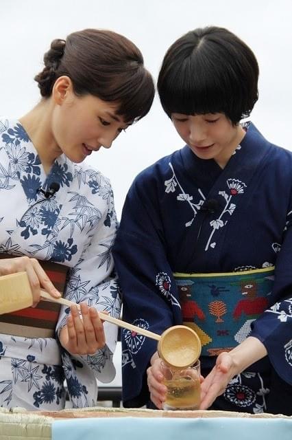 「海街」4姉妹、浴衣姿で鎌倉に“凱旋”！こっそり見守る是枝監督を発見し大はしゃぎ