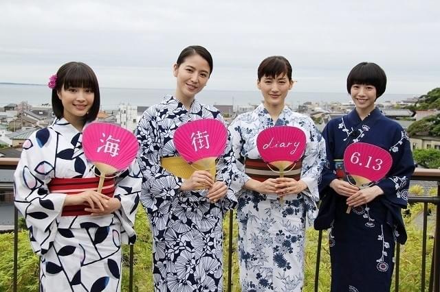 「海街」4姉妹、浴衣姿で鎌倉に“凱旋”！こっそり見守る是枝監督を発見し大はしゃぎ