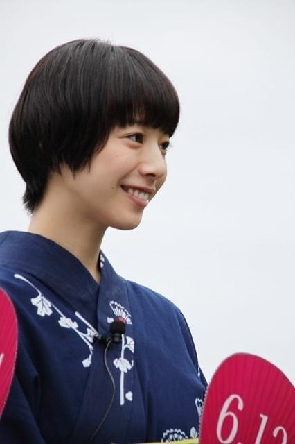 「海街」4姉妹、浴衣姿で鎌倉に“凱旋”！こっそり見守る是枝監督を発見し大はしゃぎ