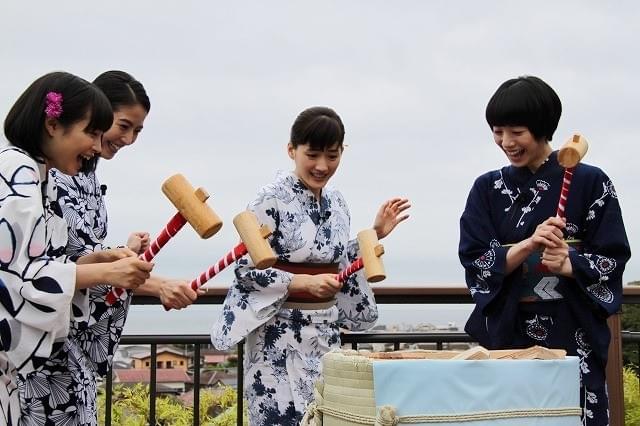 「海街」4姉妹、浴衣姿で鎌倉に“凱旋”！こっそり見守る是枝監督を発見し大はしゃぎ