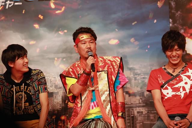 竹内涼真、汗ばむ真剣佑をタオルでフキフキ