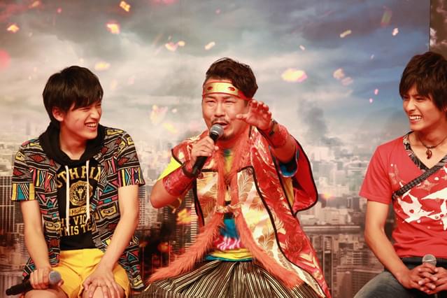 竹内涼真、汗ばむ真剣佑をタオルでフキフキ