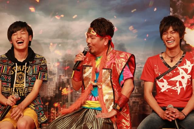 竹内涼真、汗ばむ真剣佑をタオルでフキフキ