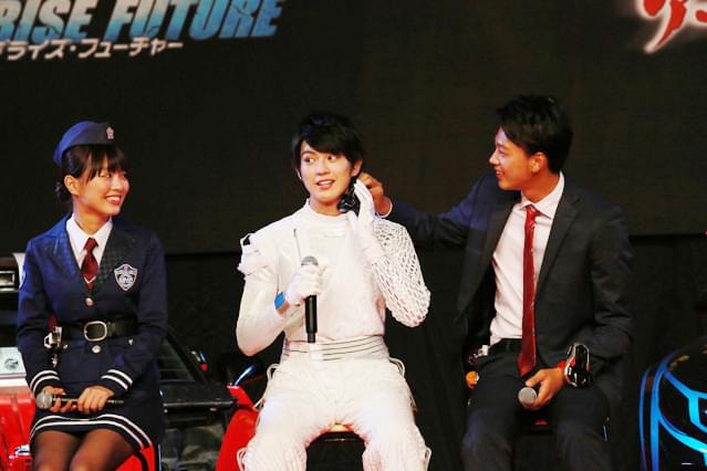 竹内涼真、汗ばむ真剣佑をタオルでフキフキ